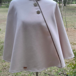 Capa Campestre de Paño liso con 2 Botones y sesgo acrocel adelante.